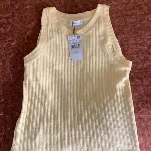 Linne, Mango - Så fint ljusgult linne från Mango som tyvärr aldrig kommit till användning :/ prislappen sitter kvar💞 ganska stretchigt så passar S/M/L beroende på hur man vill att det sitter