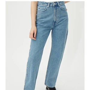 weekday rowe jeans  - storlek 24/32 i färgen skye blue. jeansen är i mycket fint skick, säljer dem för att jag inte använder dem tillräckligt ofta. kan mötas upp i Växjö. kan även skickas men då står köparen för frakten.