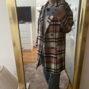 Kappa - Intressekoll på denna supersnygga kapp från Zalando använd sparsamt men i superbra skick!!!      Högsta bud: 330kr