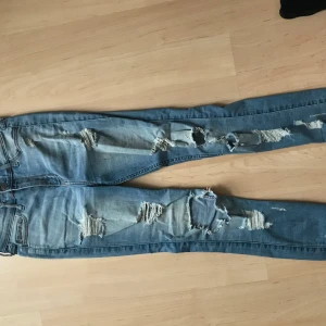 Håliga Hollister jeans - Håliga jeans från hollister i bra skick. Säljer pga har blivit för små. Priset kan diskuteras. Köparen står för frakten. Kan mötas upp i Lund.