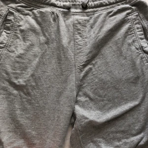 Shorts - Gråa basket shorts med ett litet hål som inte ens syns