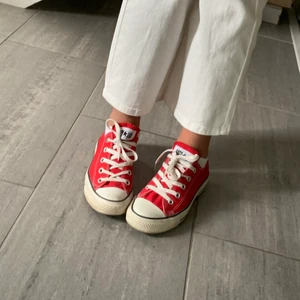 All stars converse  - Ett par knappt använda snygga converse. Super sköna och trendiga. Äkta, nypris 840❤️