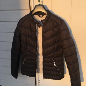 Jacka strl S  - Jacka (minns inte vart jag köpte den) använd några gånger därför fickorna är lite sönder på insidan