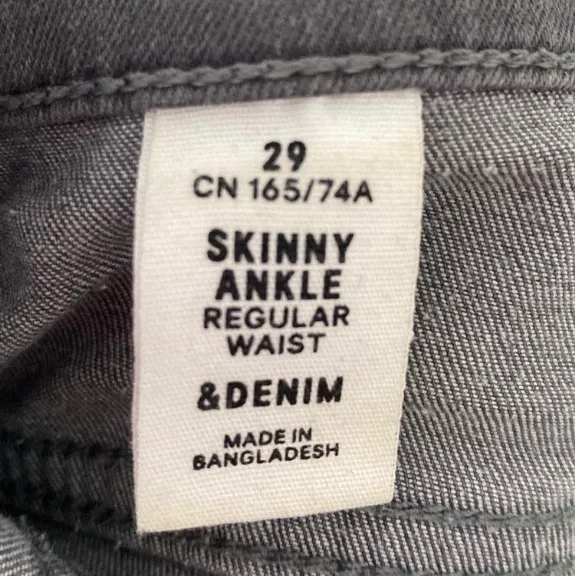 Jeans från H&M, passar mig som har storlek 38. Jeans & Byxor.