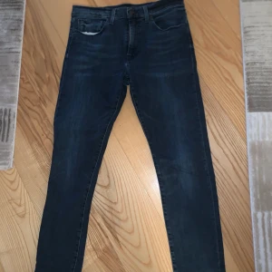 Levis jeans - Säljer Levis jeans i fint skick. Storleken är 34/34. Kommer inte ihåg när dom är köpta men dom är i väldigt bra skick och inte slitna på något sätt. Färgen är en mörk jeansblå. Pris kan eventuellt diskuteras vid snabb affär