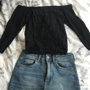 Sett med shorts och tröja - Tröjan= XS Shorts= 34.  Tröjan är offshoulder. Shortsen är från Hm. Om du bara vill köpa en kan du kontakta mig privat så vi kan diskutera pris :) 