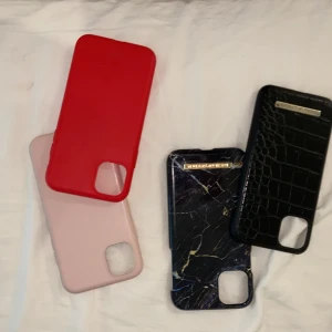 iPhone 11 mobilskal  - Som nya mobilskal två från ideal of sweden och de andra två från Holdit. Ideal of sweden- 190kr/styck köper man båda bjuder jag på frakt. Holdit- 100kr/styck.
