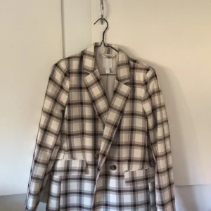 Ruting kavaj från H&M  - Kavaj frn H&M, nyskick för har aldrig andvänt den. Väldigt fin och har 2 fickor på framsidan. Sista bilden är med kavajen på. Nypris ca 300kr