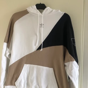 Adidas hoodie - Använd en gång, i bra skick! Passar som en M