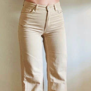 Yoko jeans  - Jeans från monki i modellen Yoko! Knappt använda. Priset är inklusive frakt 🌞