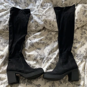 Svarta skor från Attitude - Svarta overknee skor från Attitude. Storlek 38. Använt cirka 5 gånger.