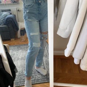 Mom jeans med hål - Säljer dessa mom jeans med hål i pga dom är lite förstora för mig vid midjan. Köparen står för frakt