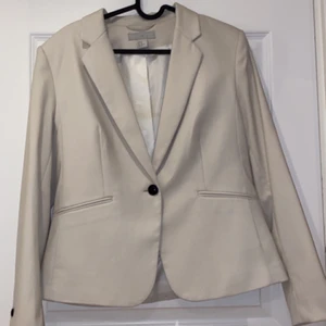 Beige kavaj, storlek: 42 - En beige kavaj från HM i storlek: 42. Använd en gång. Frakt tillkommer.