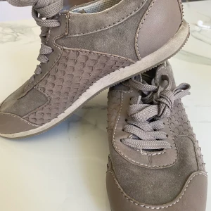 Massimo Dutti sneakers 👟 36 - Ett par sparsamt använda sneakers från Massimo dutti. Använda cirka 5 gånger. Material:skinn och mocka, färg: grå, storlek 36. 