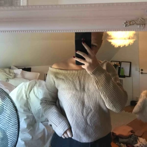  - Off shoulder stickad tröja i beige från missguided. Storlek S-M. Använd ett fåtal gånger så i bra skick. Frakt tillkommer! :)