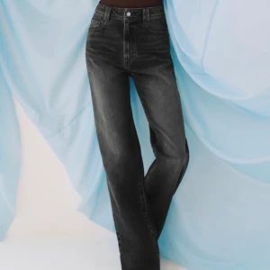 ZARA JEANS - POPULÄRA ZARA JEANS. (Förstora för mig) . Aldrig använda helt i nytt skick. 