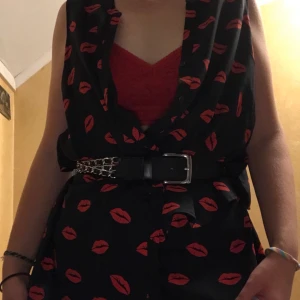 Lindex klänning kissmarks strl 50 - Röda skyssmärken... Använd en gång och i nytt skick✌🏼 Storleken är stor men kan lätt formas om med skärp ellet bälte (frakt ingår ej)