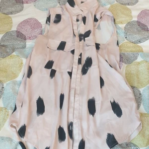 Rosa och svart blus - En rosa blus med svarta cirklar på. Väldigt skön har aldrig används.