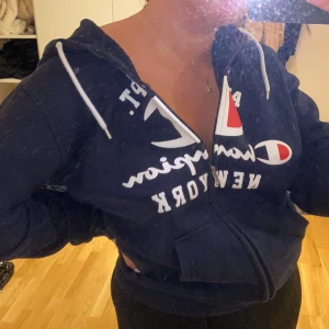 Champion Zip Up Hoodie  - Väldigt mörkblå hoodie med dragkedja från Champion, är nästan helt oanvänd!! 🤩 Storlek L, men passar S-L beroende på önskad passform 🤍 Köparen står för frakten ☺️