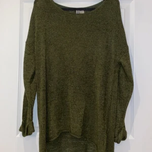 Stickad tröja - En grön stickad tröja från HM. Storlek: S. Aldrig använd. Frakt tillkommer.