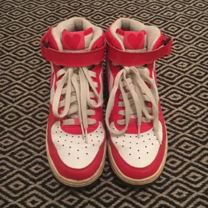  - Nike Air köpta i Brooklyn. Små i storlekarna. Superfin hjärtdetalj på plösen