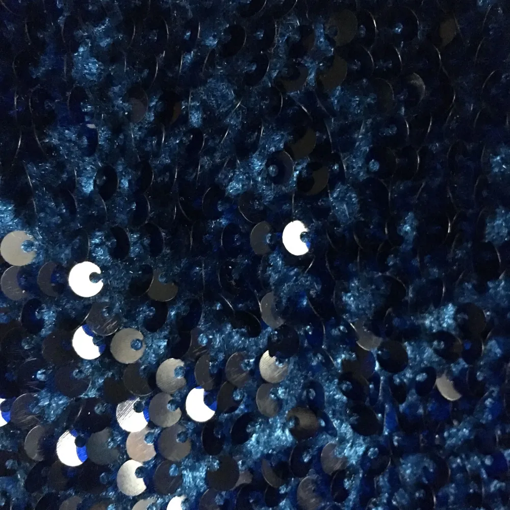Midnattsblå paljettröja från Gina Tricot. Passar till festen. Endast använd en gång pga för stor stl. . Tröjor & Koftor.
