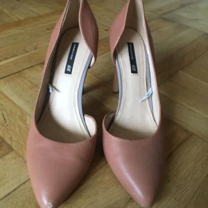  - Puderrosa klackar, hög klack, ger snygga ben! Endast använda två gånger