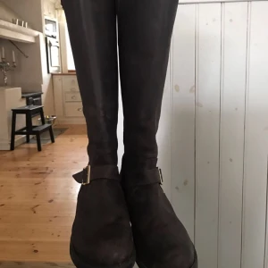  - Mörkbruna höga Johnny bulls näst intill oanvända, nypris 1200