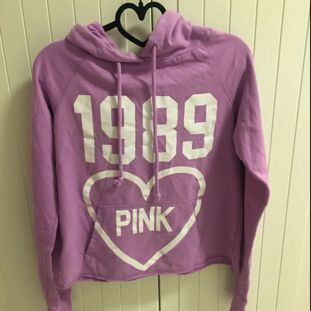 En kortare Hoodie från PINK i strl S, fint skick säljes pga att den är för liten.. Hoodies.