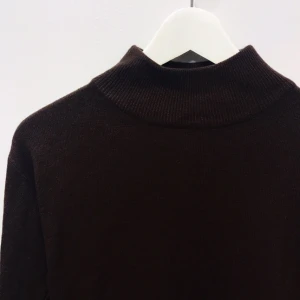  - Brun polo från Beyond Retro. Säljes för 60kr, frakt tillkommer (kan även mötas upp i Malmö).  Betalning sker via swish.