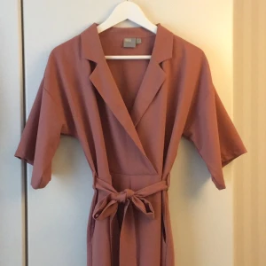  - Byxdress från Asos i storlek 36, endast använd en gång. 