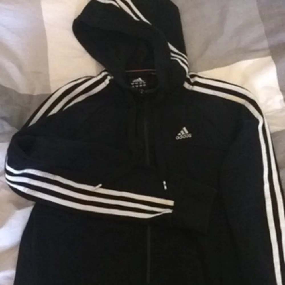 Adidas hoodie med dragkedja. Använd ganska mycket men är i bra skick :) frakt 60kr. Hoodies.