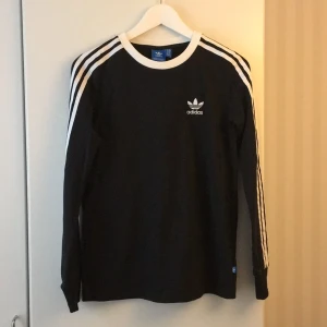  - Tröja från Adidas, använd fåtal gånger. 