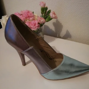  - Tredelade silverklack från Weekday. Aningen små i storlek, annars nästan helt oanvända! ca. 7 cm klack 