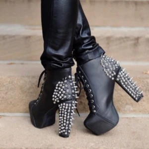  - Platåboots med nitar, strl 36 