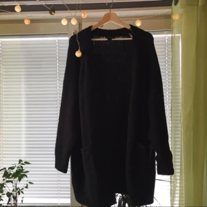  - VÄRLDENS mysigaste kofta. helt seriöst. den är så himla mjuk o det bästa man kan ha på vintern. den har tillochmed fickor!!!! säljer pga jag har redan en i röd <3