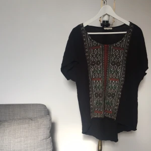  - T-shirt inhandlad hos Urban Outfiters. Lite oversized med ett jättefint tryck i mitten.   Frakt tillkommer 🌿