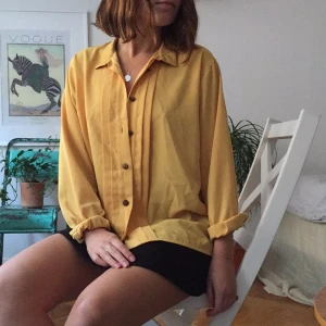  - Senapsgul 70-talsblus med hög krage och utsmyckade knappar. Perfekt på sommaren eller som en färgklick i vintergarderoben. 🌞