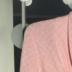  - Då var det tyvärr dags att sälja min fina Odd Molly kofta eftersom den bara hänger i garderoben och ser fin ut 😔  Modell = Canna Cardigan Färg = Light Candy  Koftan är absolut nyskick eftersom den bara är använd 1 gång. Koftan är ljusrosa och vit (se sista bilden)  Koftan är i storlek 3 vilket motsvarar M/L i vanliga storlekar. Nypris = 1 795 kr Mitt pris = 1 000 kr  Betalning sker kontant! Finns i Ängelholm och jag skickar inte men jag kan inom rimlig avstånd mötas upp!