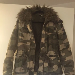  - Säljer nu min fina fina militär jacka som sitter super snyggt på kroppen! Perfekt nu till hösten!  Kom med bud 😊 först till kvarn