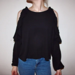  - Svart blus med öppna armar från BIKBOK. Storlek XS. Endast använd 1 gång! Frakt 30kr