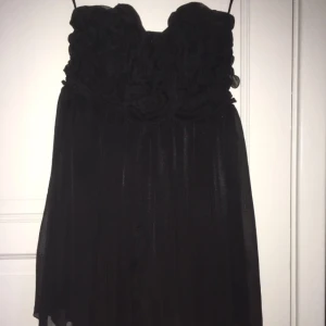  - Axelbandslös festklänning med fint mönster över brösten✨  Kan fraktas men köparen står för fraktkostnaderna📦 Betalas via swish💸