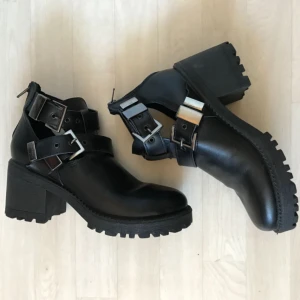 Svarta klackboots - Svart äkta läder, passar även en 38a skulle jag vilja påstå. Inköpta i Italien (Made in Italy) och aldrig använda