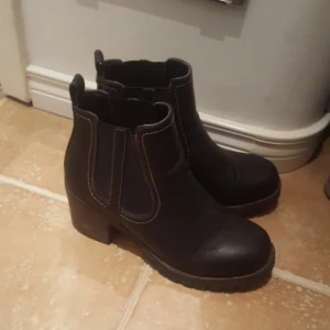  - Ankelboots från Skopunktens märke Vox.  Yttermaterial: Nubuckimitation  Innermaterial: Textil  Sula: Syntet Klackhöjd: 7,5 cm  Bred klack och grov sula. Sparsamt använda. Köparen står för frakt. Kan mötas upp i Gävle, Stockholm eller Sundsvall. 