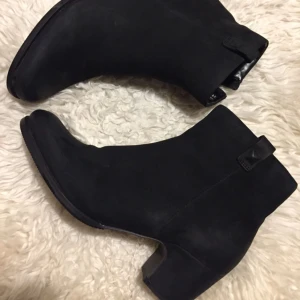 - Säljer ett par nya ECCO-stövlar, modell Liege Black Nubuk, i storlek 39. Jag har 39-39.5 och smala fötter och de lite för stora mig med tunna strumpbyxor. Passar fint för dem med breda fötter eller med tjockare sulor/strumpor i. Ord.pris 1499 SEK.  Klackhöjd: 5 cm Material. äkta läder  Foder: läder, textil Innersula: läder