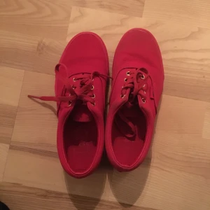  - Oanvända Vans säljs pga fel storlek