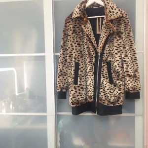  - Märket: Noisy may prislapp och etiketter kvar, köptes för 849kr Säljes för 500kr eller 400kr snabbaffär. Storlek S  Äkta läder! 