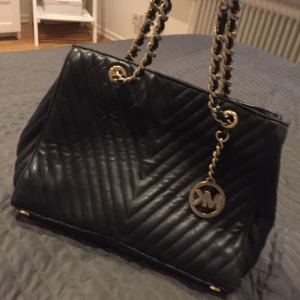  - Säljer min äkta mk väska för 350 endas väskan är jätte fin och i bra skick 👍