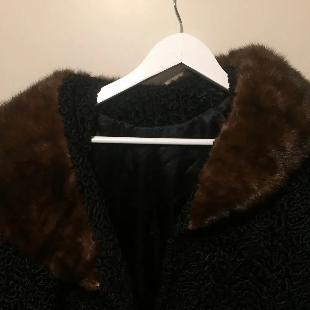 Winter coat with fur details around the neck, made in France. The coat is in size XL (44-46 EU), in black with dark brown fur details. Perfect condition (never used)!. Jackor.