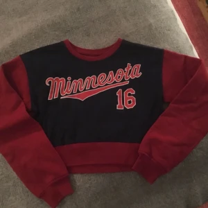  - Marinblå och röd college tröja från Beyond Retro. Endast provad aldrig använd, deras egen design så den är i väldigt fint skick! 